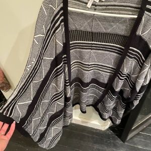 Black and White Short Sleeve Poncho
